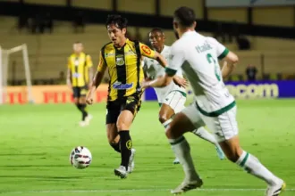 com-penalti-perdido-por-tadeu,-goias-joga-mal-e-e-goleado-pelo-novorizontino