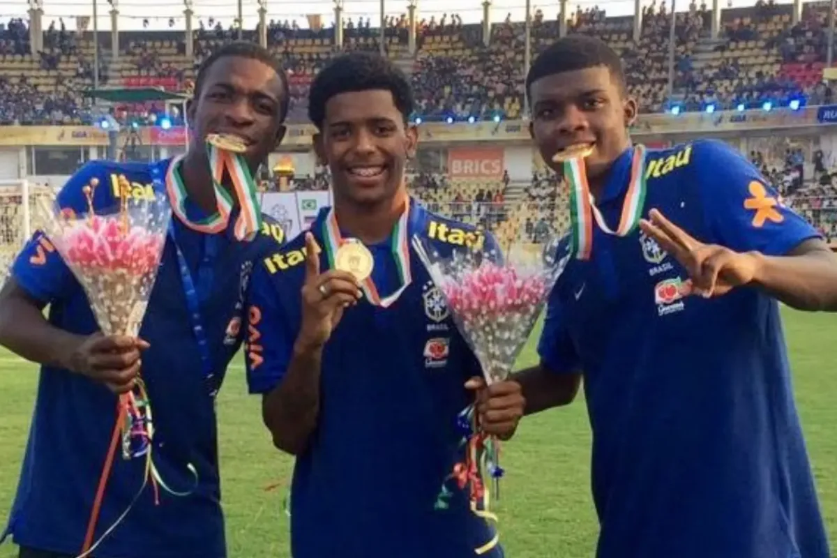 vini-jr.-volta-a-jogar-onde-foi-campeao-com-atacante-do-vila-nova-e-ex-zagueiro-do-goias