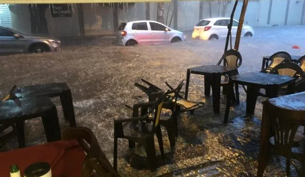 Goiânia chega a 135 pontos críticos de alagamento e começa a monitorar a chuva, diz prefeitura