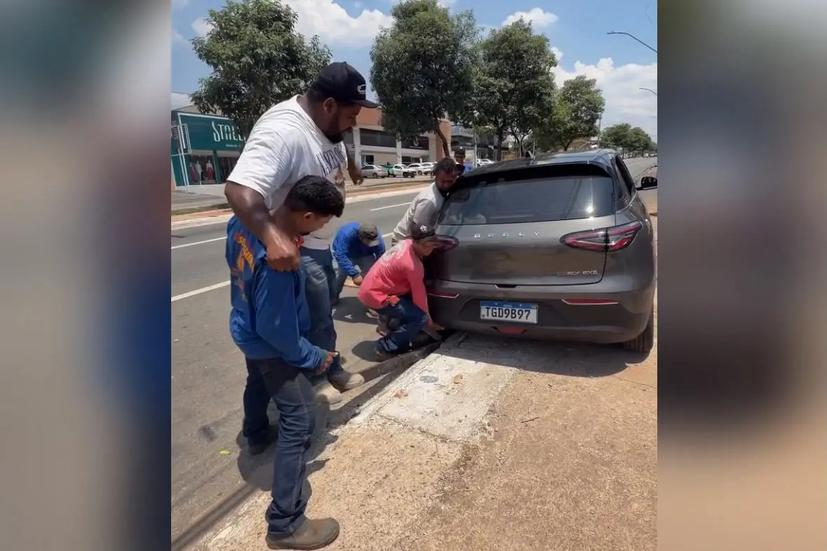 carro-de-empresaria-fica-preso-em-bueiro-e-12-homens-se-unem-para-levantar-veiculo-em-goiania:-‘sem-querer’