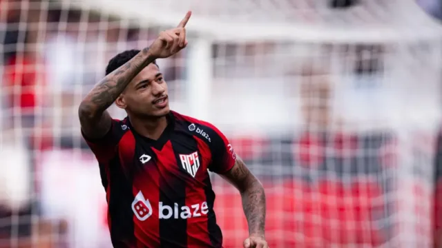 De roupa nova, Atlético segue firme na briga pelo acesso e afunda o América-MG