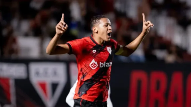 Muito alto! Zagueiro vai ao 2º andar e amplia para o Dragão