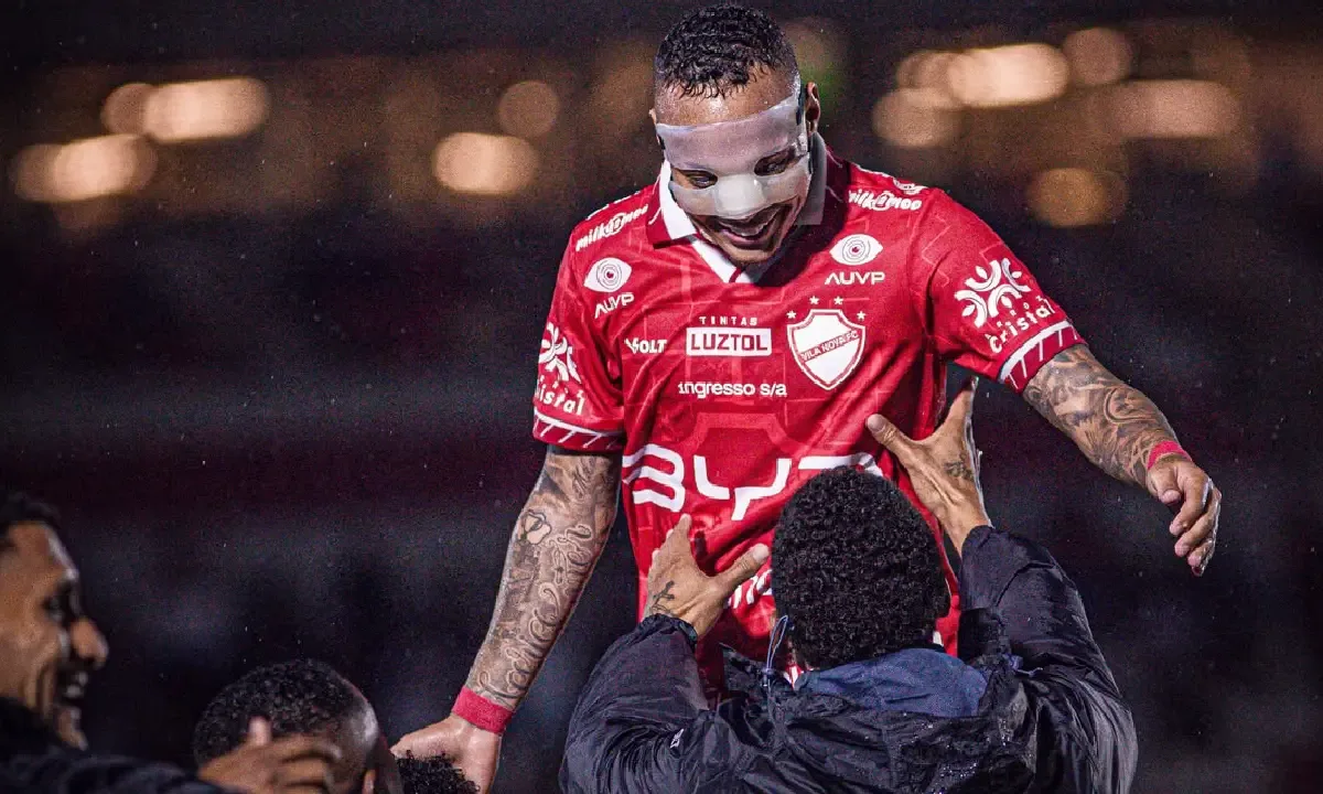 vila-nova-sofre,-mas-vence-o-botafogo-sp-e-mantem-lideranca-na-serie-b