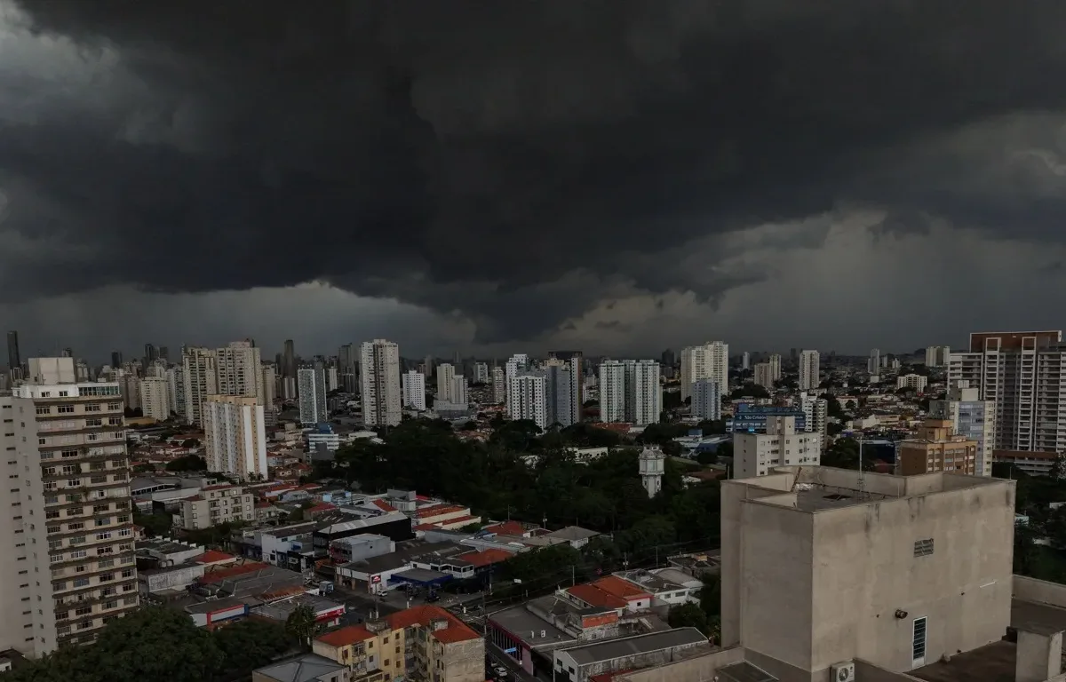quatro-estados-tem-alto-risco-de-temporais-neste-domingo-de-eleicao-–-metsul.com