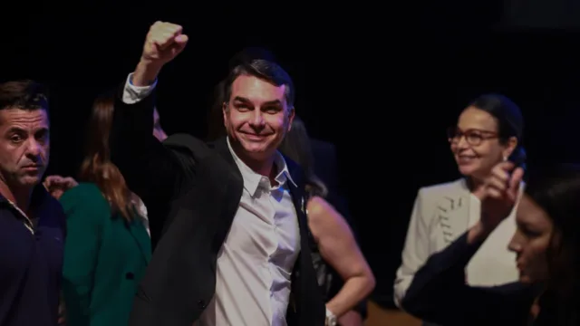 Da desconfiança à reta final: a caminhada de Flávio Bolsonaro no 1º turno