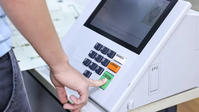 Mais de 158 milhões de brasileiros vão às urnas para decidir futuro do país