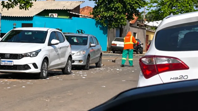 Eleitor se revolta com ‘baderna’ causada por pessoas que espalham santinhos em Goiânia