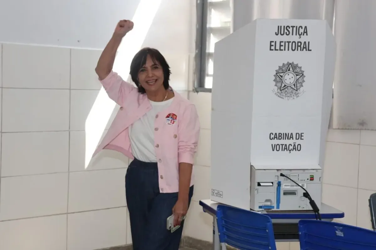 isaura-lemos-vota-no-colegio-bandeirantes:-“nunca-votei-tao-feliz”