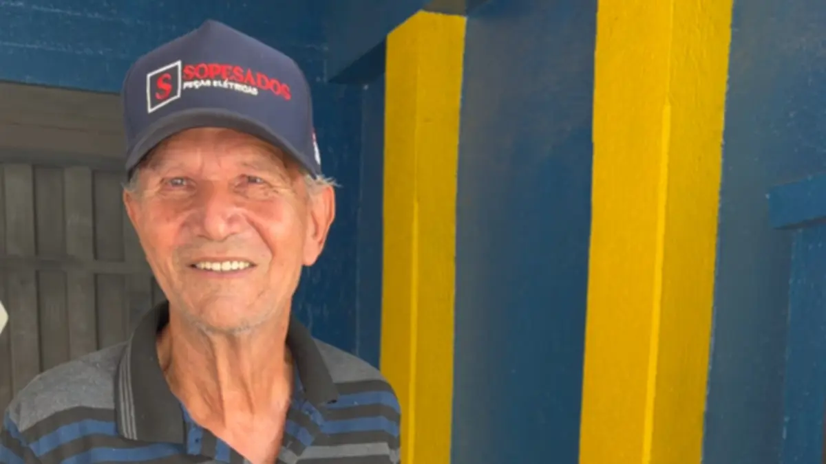 aos-76-anos,-aposentado-vota-e-vende-picole-em-colegio-eleitoral-de-goiania