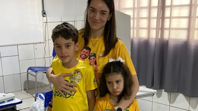 Carol do Amiltinho vota em Anápolis e diz estar pronta para seguir legado do marido