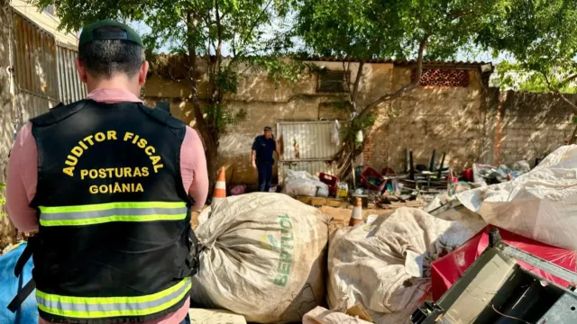 Ponto de reciclagem suspeito de receptação é fechado após fiscalização no Centro de Goiânia