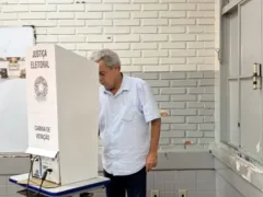 Ernesto Roller vota em colégio estadual de Formosa