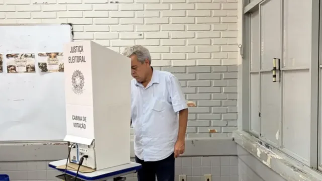 Ernesto Roller vota em colégio estadual de Formosa