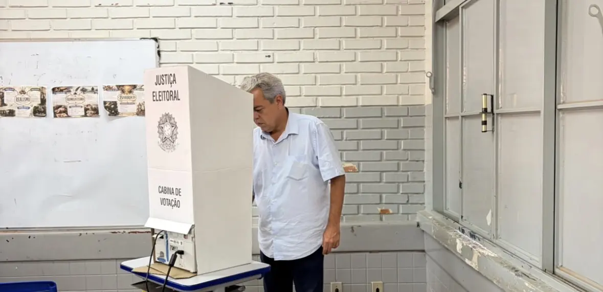 ernesto-roller-vota-em-colegio-estadual-de-formosa