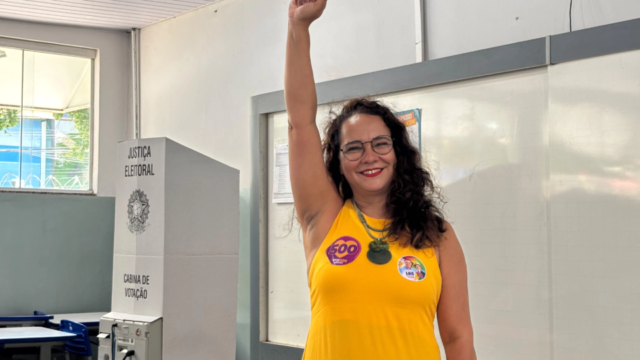 Cíntia Dias vota em Goiânia e diz ser a única candidata ao Senado que representa Lula em Goiás
