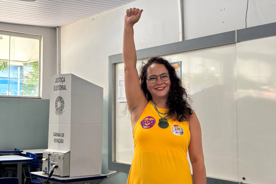 cintia-dias-vota-em-goiania-e-diz-ser-a-unica-candidata-ao-senado-que-representa-lula-em-goias