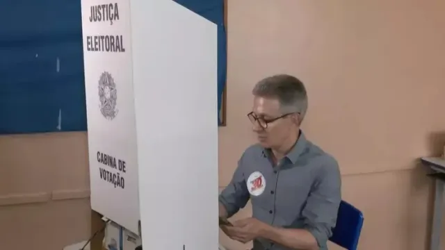 Zema leva celular para cabine de votação: “não fui alertado”