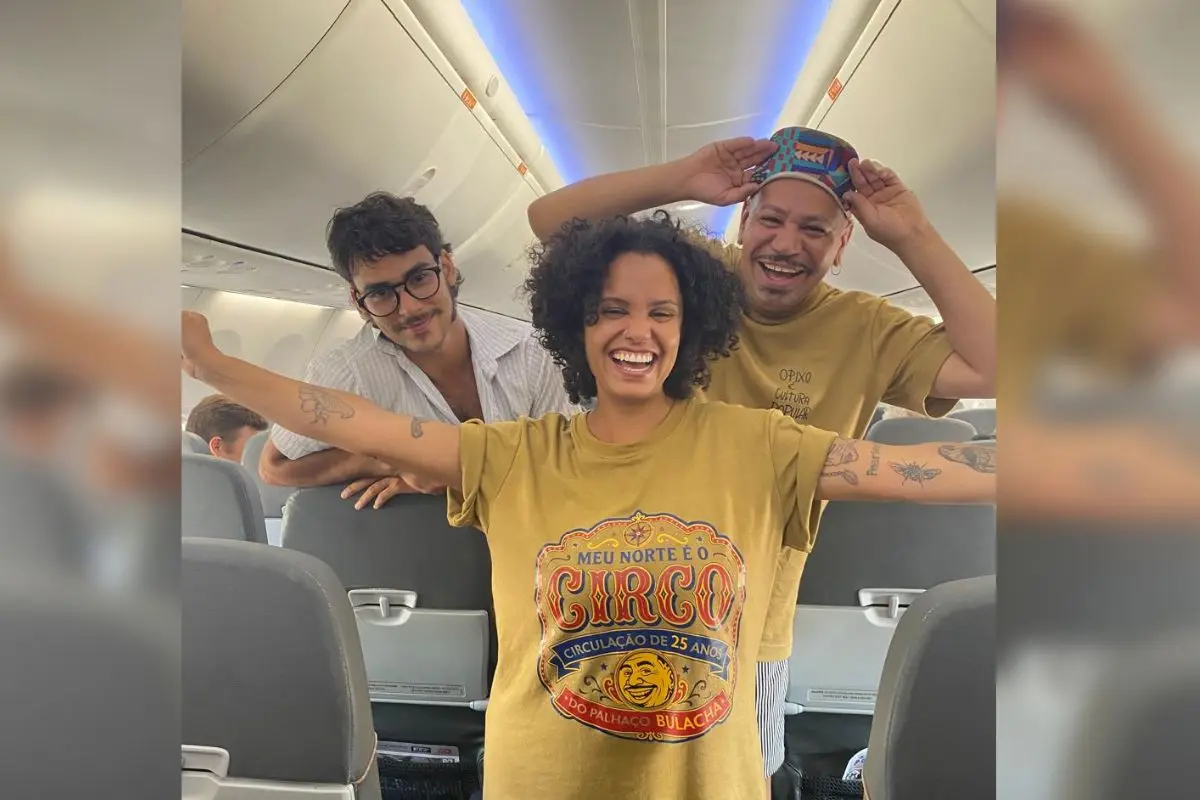 apos-36-horas-encalhados-no-rio-amazonas,-artistas-circenses-goianos-deixam-barco-e-seguem-de-aviao-para-manaus