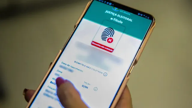 Menos numerosos em 2026, adolescentes exercem direito ao voto