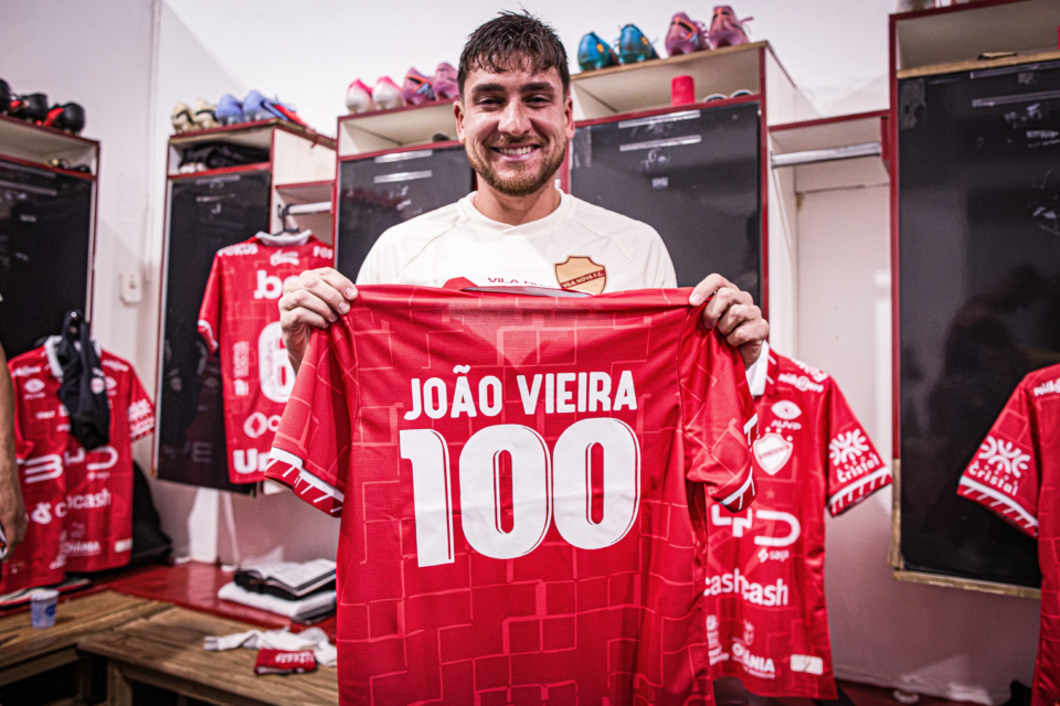 “o-vila-nova-e-minha-vida”:-joao-vieira-se-declara-ao-clube-apos-completar-100-jogos