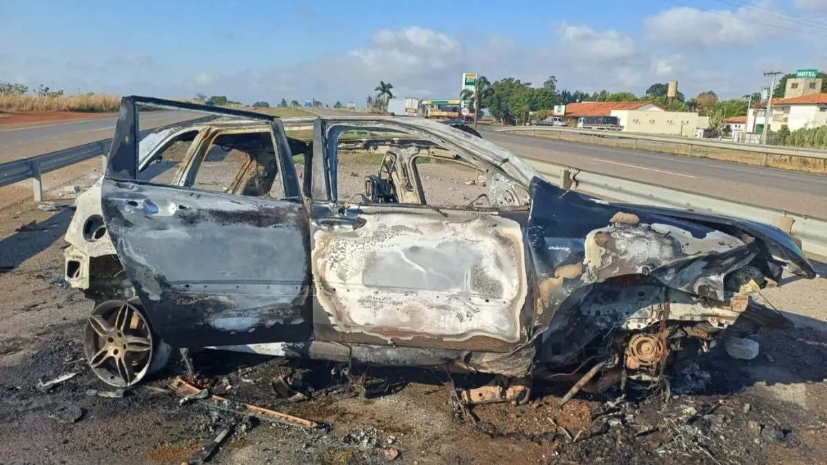 homem-morre-apos-carro-sair-da-pista,-capotar-e-pegar-fogo-na-br-050,-em-ipameri