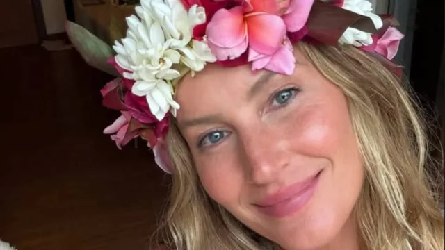 Gisele Bündchen combina calça jeans com a filha Vivian Lake em caminhada por Nova York