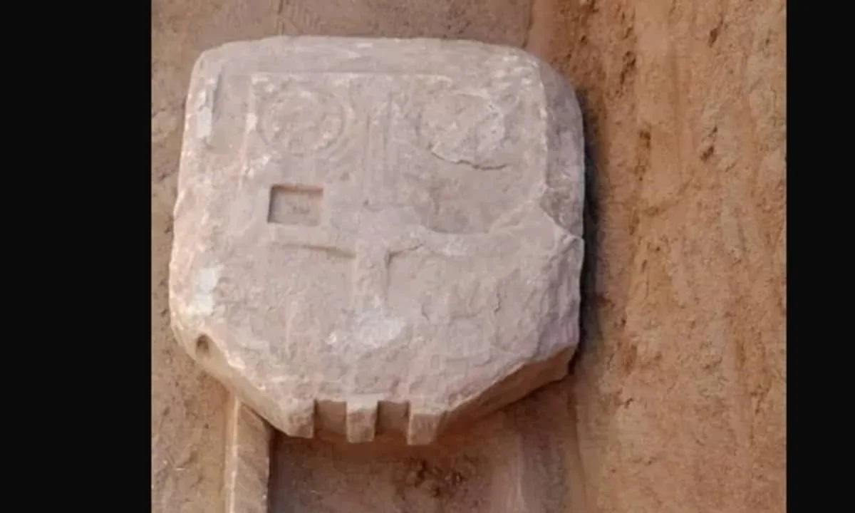 arqueologos-acham-no-egito-tumba-romana-com-poema-grego-de-19-versos