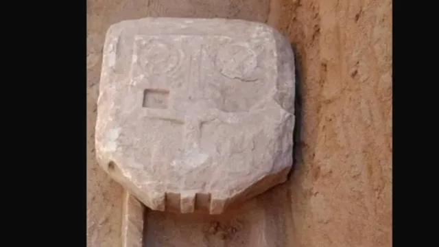 Arqueólogos acham no Egito tumba romana com poema grego de 19 versos