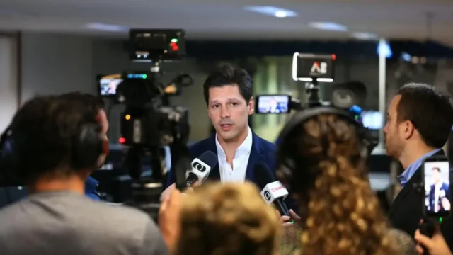 “A era do PT se exauriu”, diz Daniel ao defender apoio a Flávio Bolsonaro