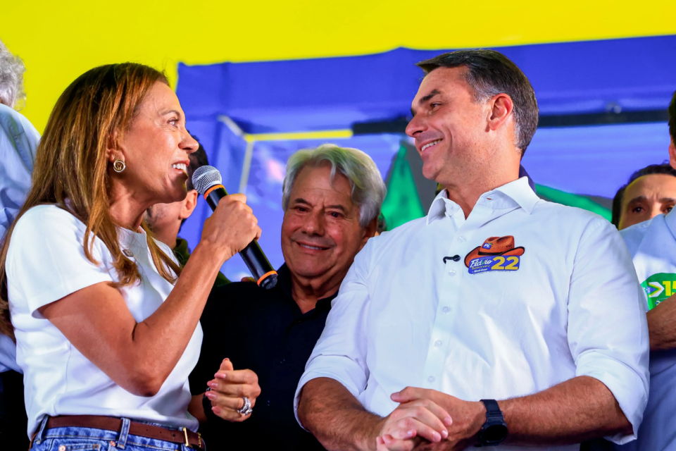 “estou-aqui-por-conviccao”,-afirma-gracinha-caiado-em-apoio-a-flavio-bolsonaro-para-presidente