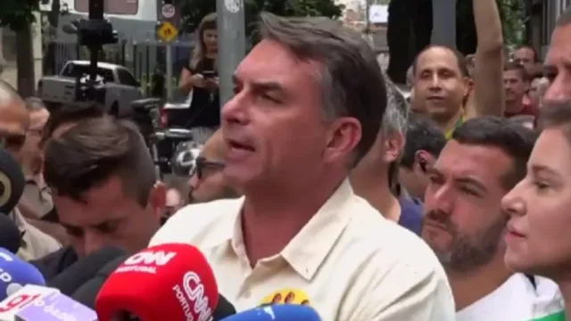 Flávio Bolsonaro diz que discussão do fim da 6×1 é oportunista e defende remuneração por hora de trabalho