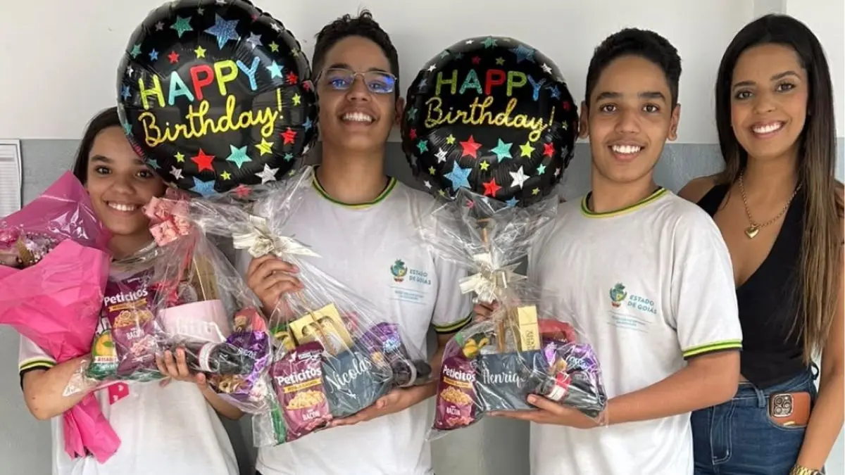 mae-interrompe-aula-e-surpreende-trigemeos-com-presentes-no-dia-do-aniversario,-em-goiania