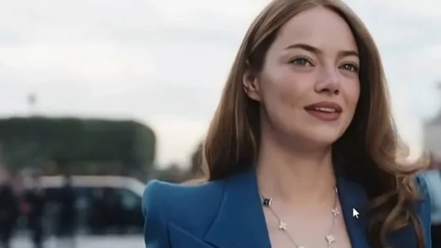 Emma Stone veste alfaiataria azul em desfile da Louis Vuitton