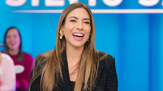 Patricia Abravanel aparece sem aliança em vídeo do Show do Milhão