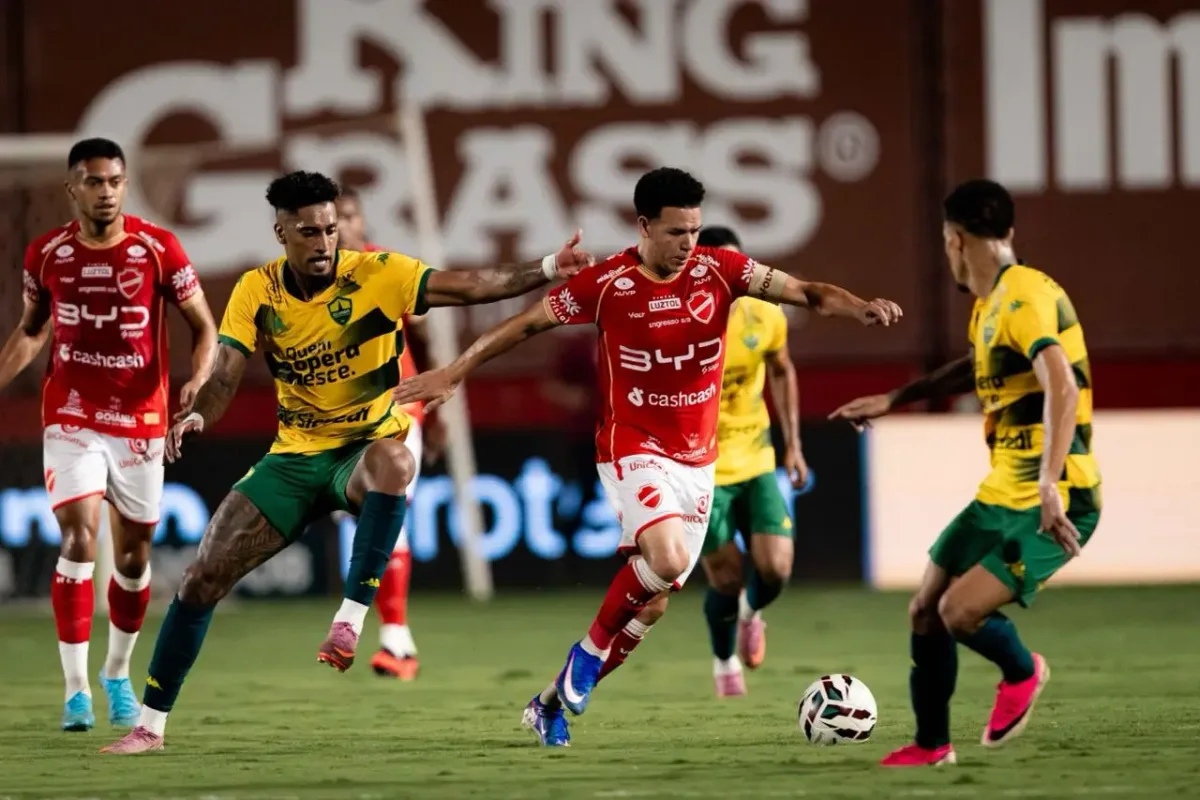 vila-nova-e-cuiaba-fazem-primeiro-tempo-movimentado,-mas-vao-para-o-intervalo-sem-gols