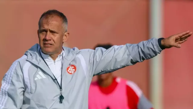 Técnico ex-Atlético e Vila encerra jejum que durava desde antes da Copa do Mundo