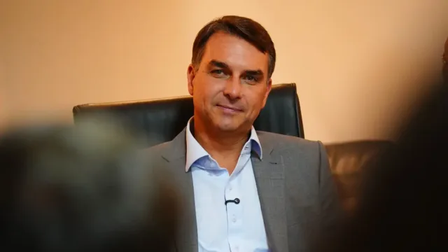 ‘Aposentado, fique tranquilo’: Flávio nega corte de benefícios