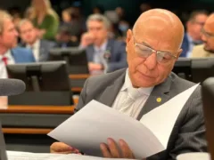 Professor Alcides comunica aos colaboradores o fim da carreira política