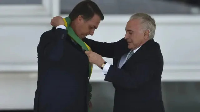 Pai, ex-presidente ou terceiros: quem realmente pode colocar a faixa presidencial?