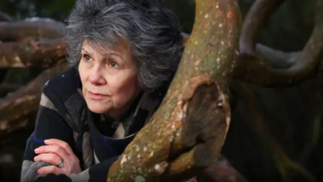 Mulher ‘criada por macacos’ revela o que aconteceu ao se ver  no espelho pela primeira vez