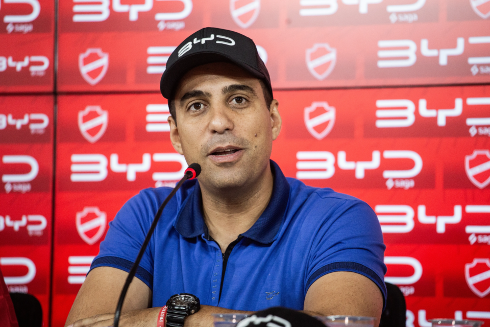 apos-empate-amargo-no-oba,-hugo-bravo-garante-que-vila-nova-segue-forte-pelo-acesso:-“confio-no-trabalho”