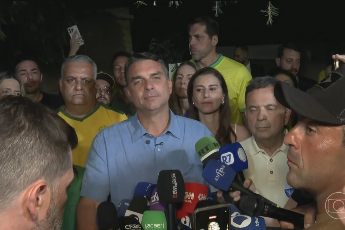 e-#fake-video-de-flavio-bolsonaro-dizendo-que,-se-eleito,-vai-cortar-13°-e-aposentadorias;-fala-foi-manipulada-com-ia