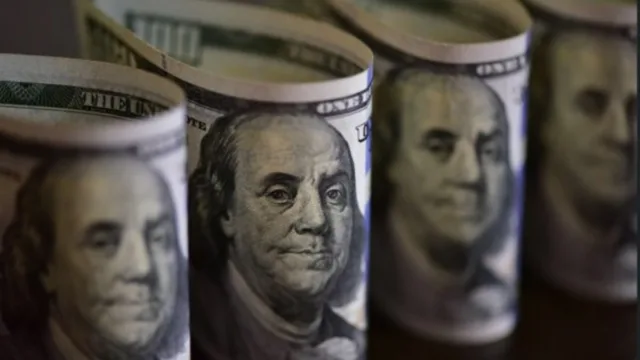 Dólar abre em leve alta com disparada do petróleo e espera por pesquisa