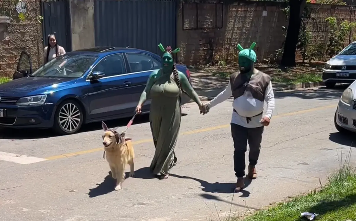pais-surgem-de-shrek-e-fiona-na-escola-e-surpreendem-a-filha-em-aparecida-de-goiania;-video