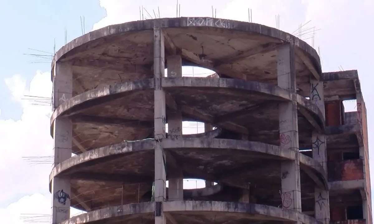 predio-abandonado-ha-25-anos-e-autuado-apos-registros-de-crimes-no-centro-de-goiania