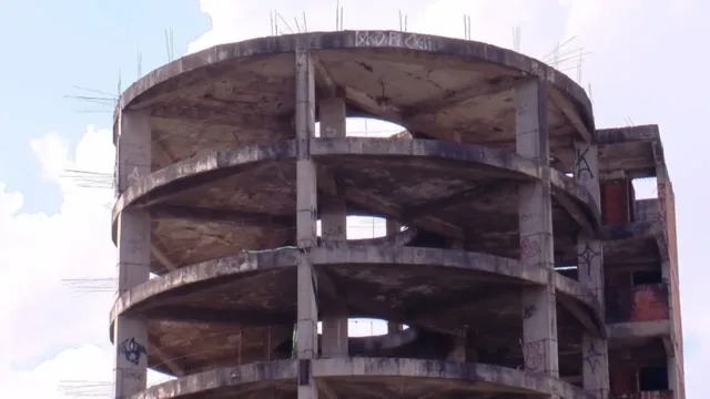 Prédio abandonado há 25 anos é autuado após registros de crimes no Centro de Goiânia