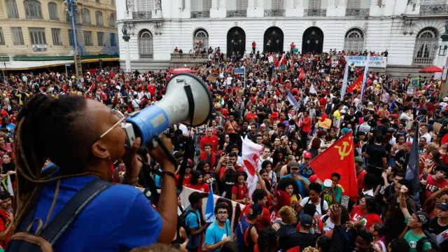 estudantes-fazem-atos-pelo-pais-em-apoio-a-lula