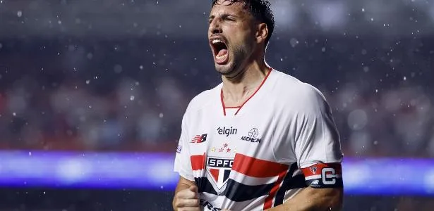 Calleri decide, São Paulo bate Vitória na volta de Lucas e respira – UOL