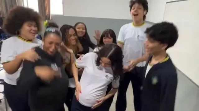 Alunos de colégio em Goiânia fazem trend para celebrar gravidez de colega; veja vídeo