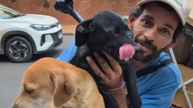 Catador de recicláveis divide o pouco que tem com cães que resgata nas ruas de Goiânia